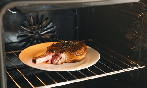 Reheating steak in an oven