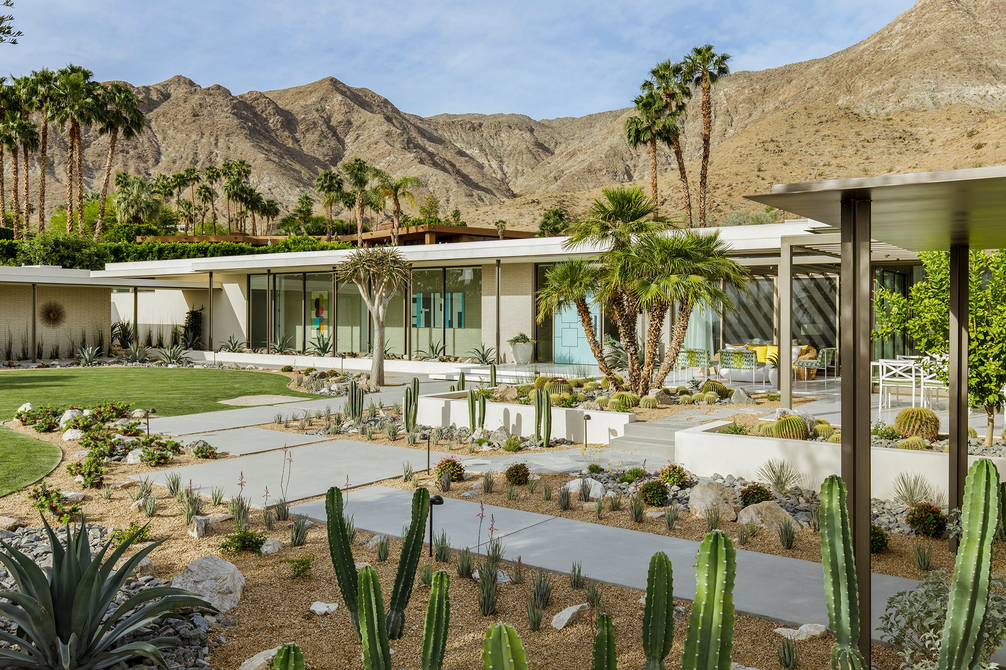 Thunderbird Heights Residence front courtyard