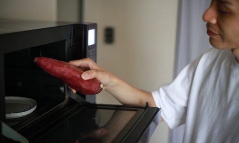 how to cook a sweet potato in the microwave man trying heat potatoes