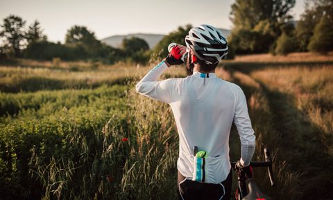 best drink mixes cyclist taking a rest after long ride