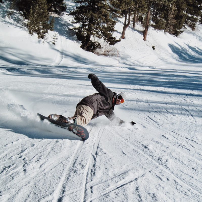 Stopping on a snowboard
