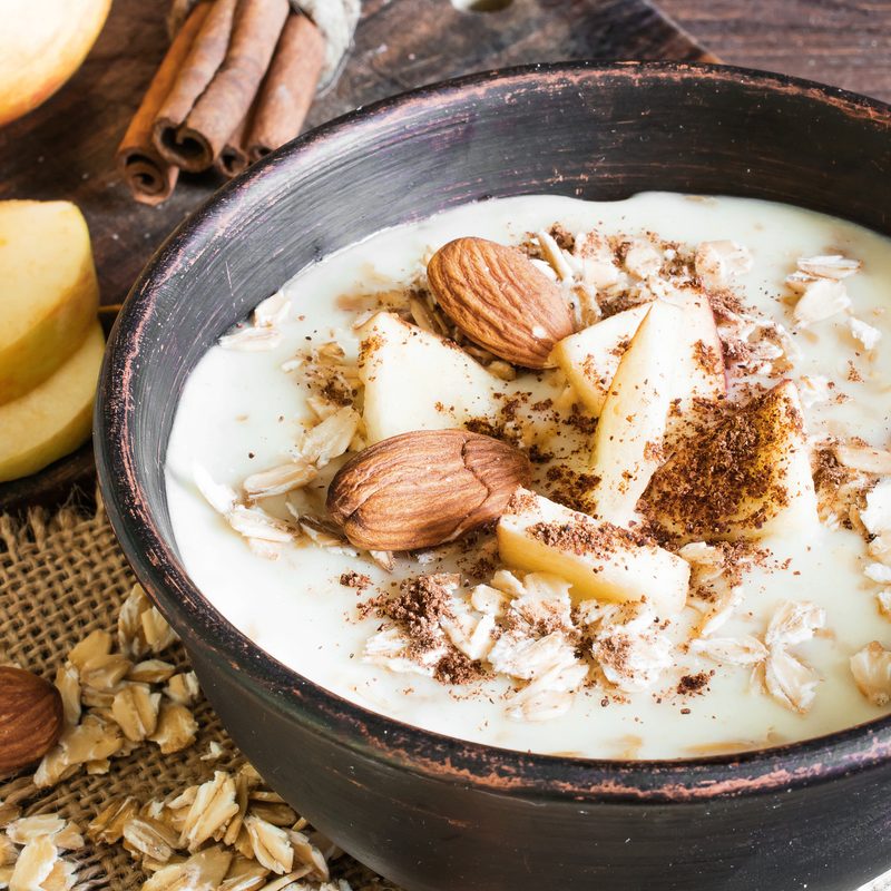 Oatmeal with almonds and apples