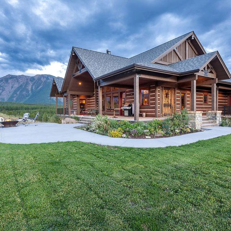 Large Group Cabin Rental in West Glacier, Montana