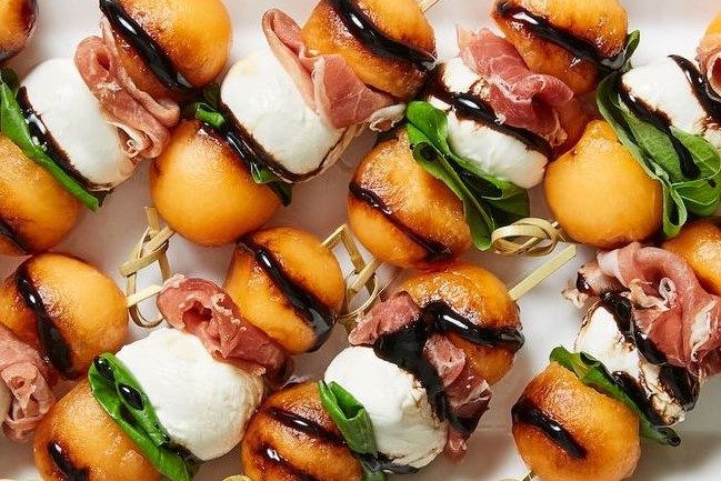 Melon prosciutto skwewers