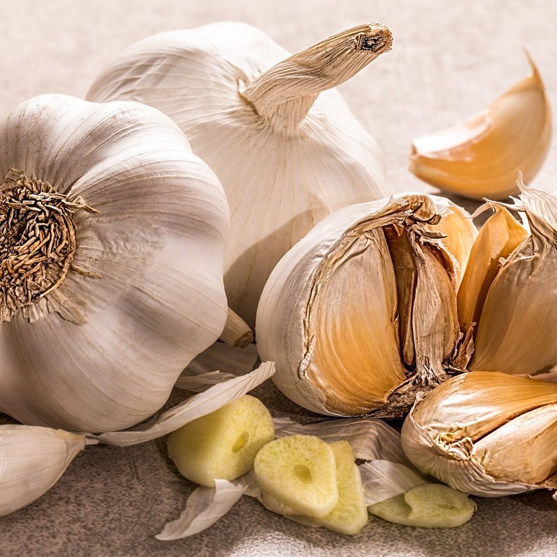 Raw garlic cloves