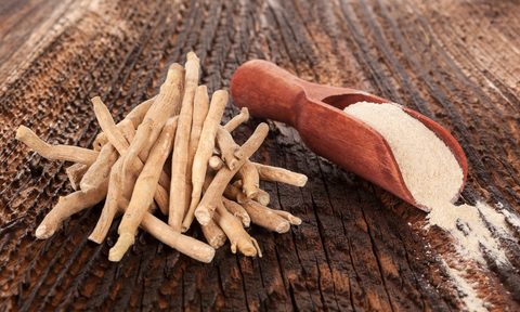 Ashwagandha roots and powder