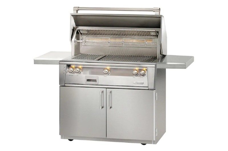 Alfresco ALXE Grill luxury grill from best gas grills list.