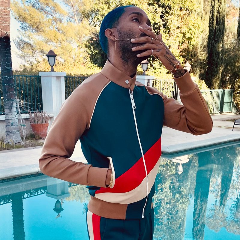 Richfresh posing in front of a luxury pool.