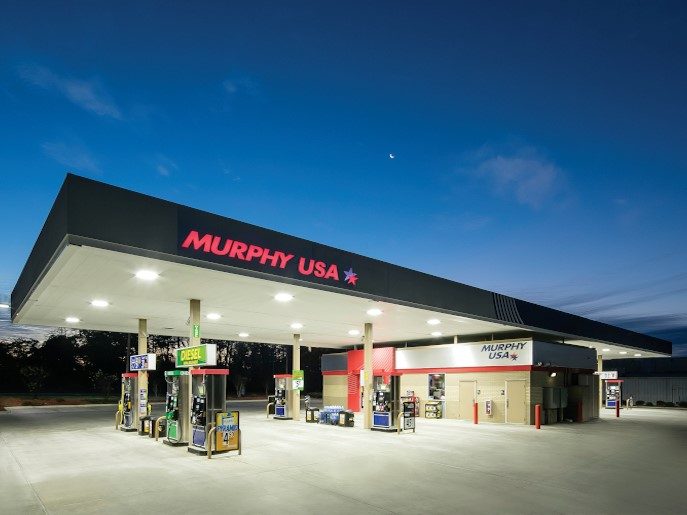 Murphy USA gas station lit up at night.