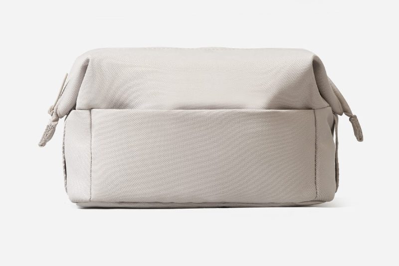 Sustainable catch-all case for men.