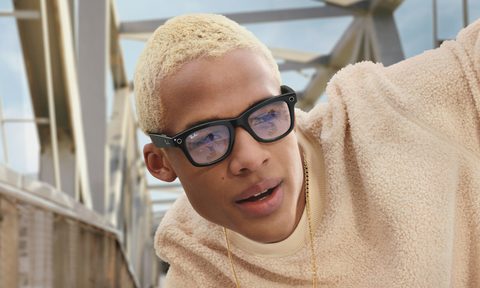 Ray Ban-Stories in a classic Wayfarer frame.