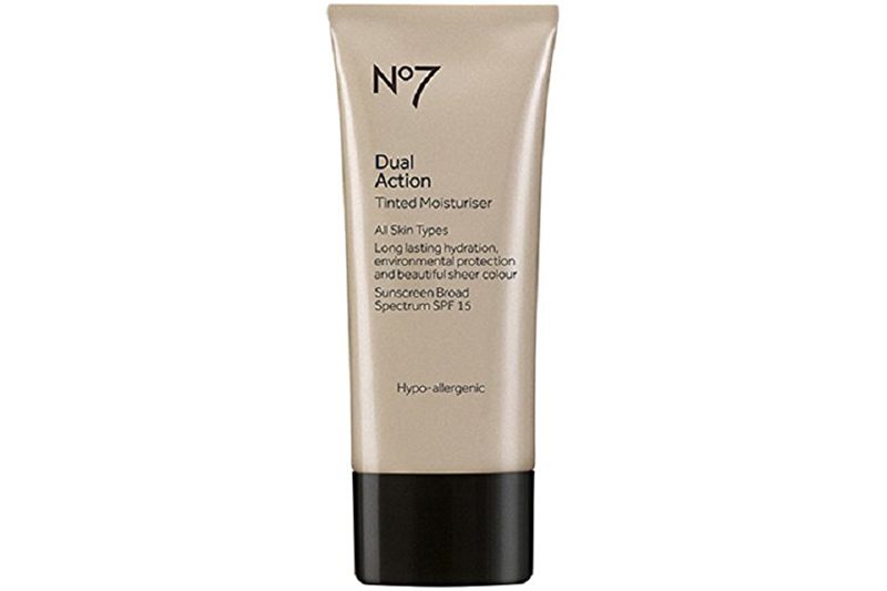 offers long-lasting hydration along with broad-spectrum sun protection.