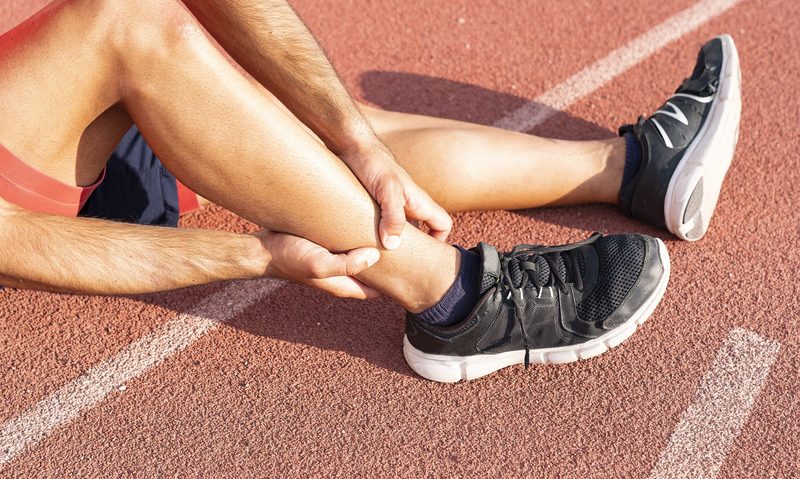A man has ankle pain during outdoor exercise. knee Injuries.