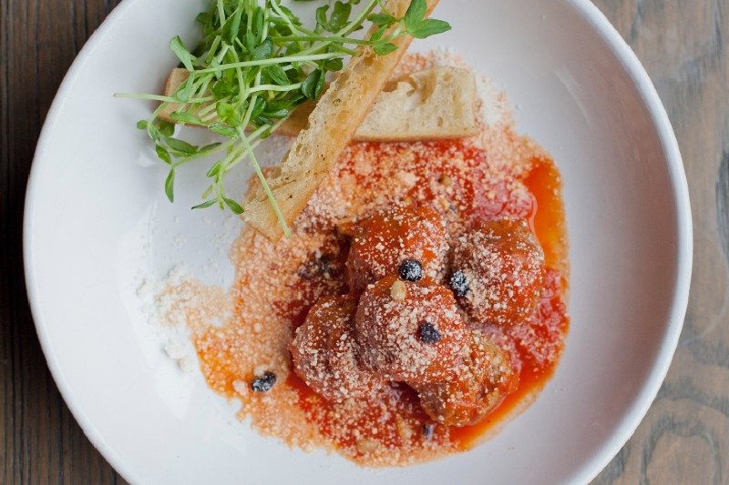 A plate of Sicilian meatballs in suco.