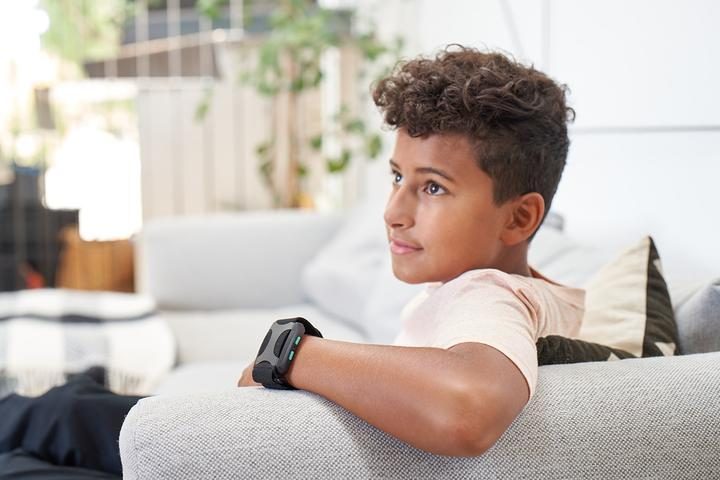 Kid wearing Apollo Neuro device.