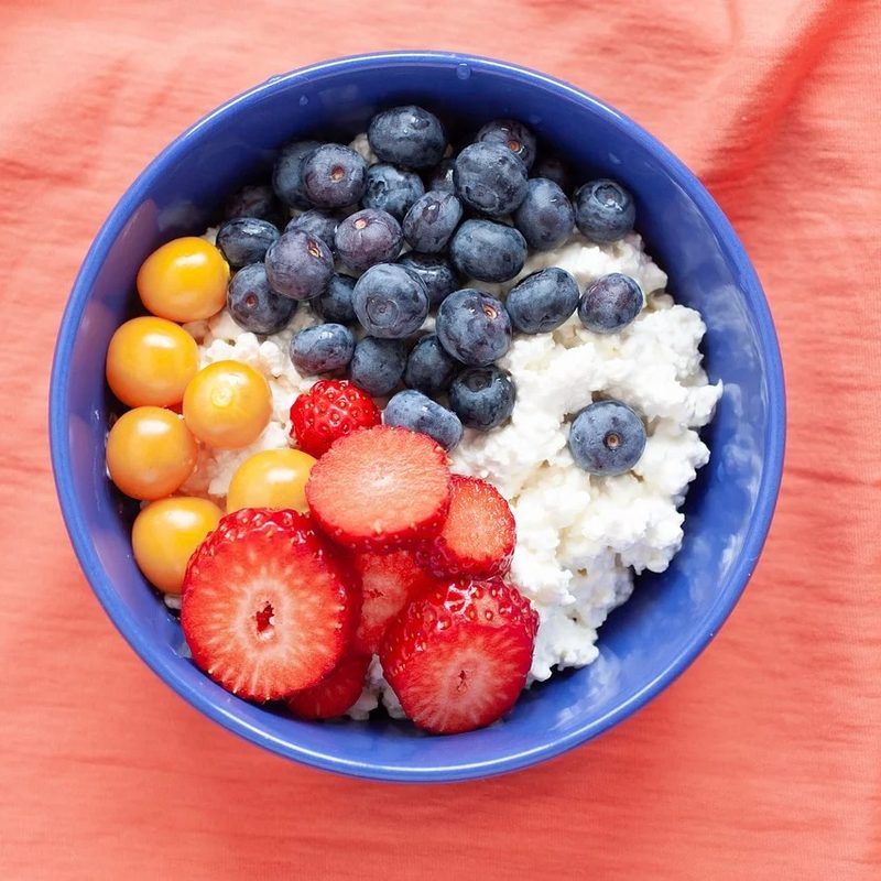 Cottage cheese and berries