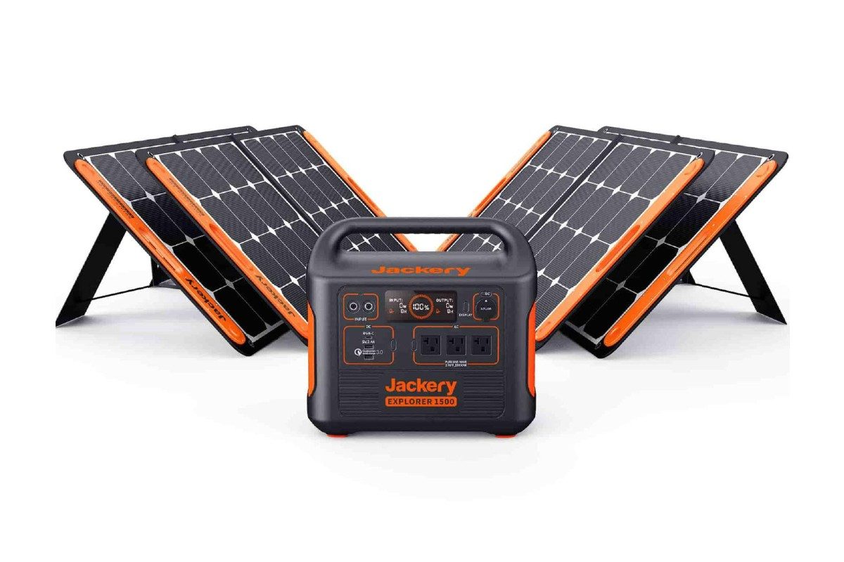 Jackery Solar Generator 1500 w/ SolarSaga Panels