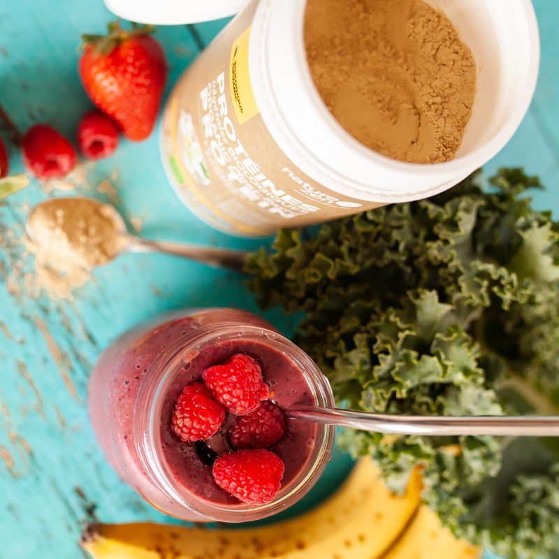 Hemp protein powder smoothie and its ingredients.
