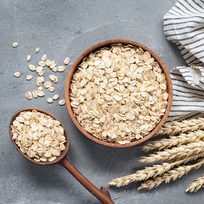 A bowl and scoop of oats.