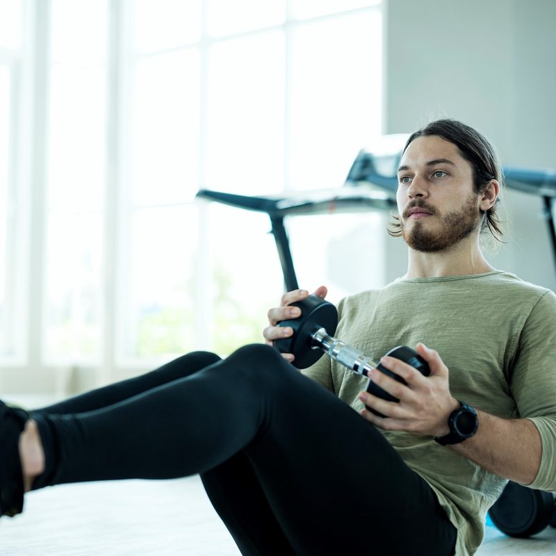 Man doing v-ups at the gym.