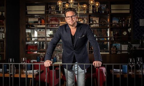 Chef Scott Conant standing.