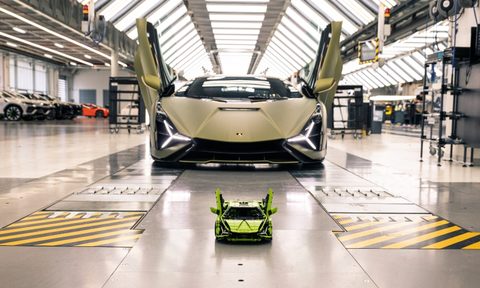 The LEGO Technic Lamborghini Sián FKP 37 model in front of a Lamborghini Hybrid Sián FKP 37.