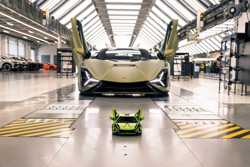 The LEGO Technic Lamborghini Sián FKP 37 model in front of a Lamborghini Hybrid Sián FKP 37.