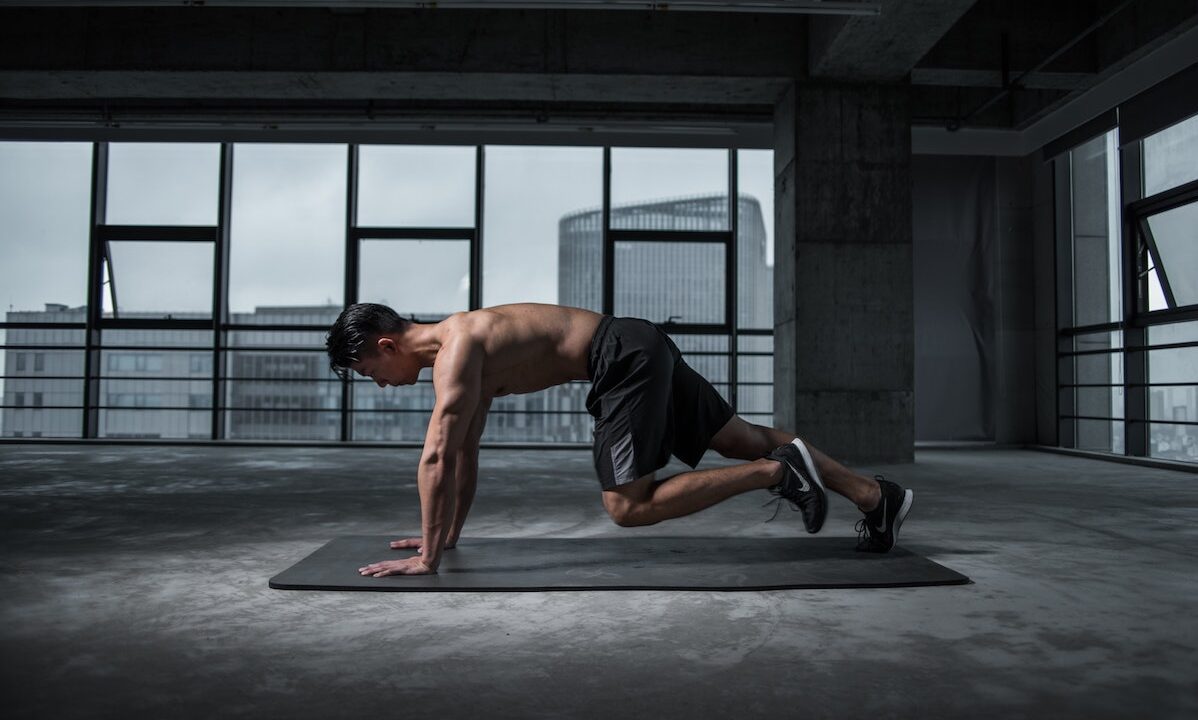 Man doing mountain climbers at home.
