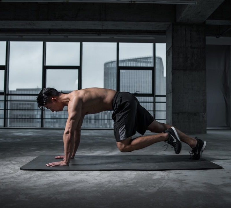 Man doing mountain climbers at home.
