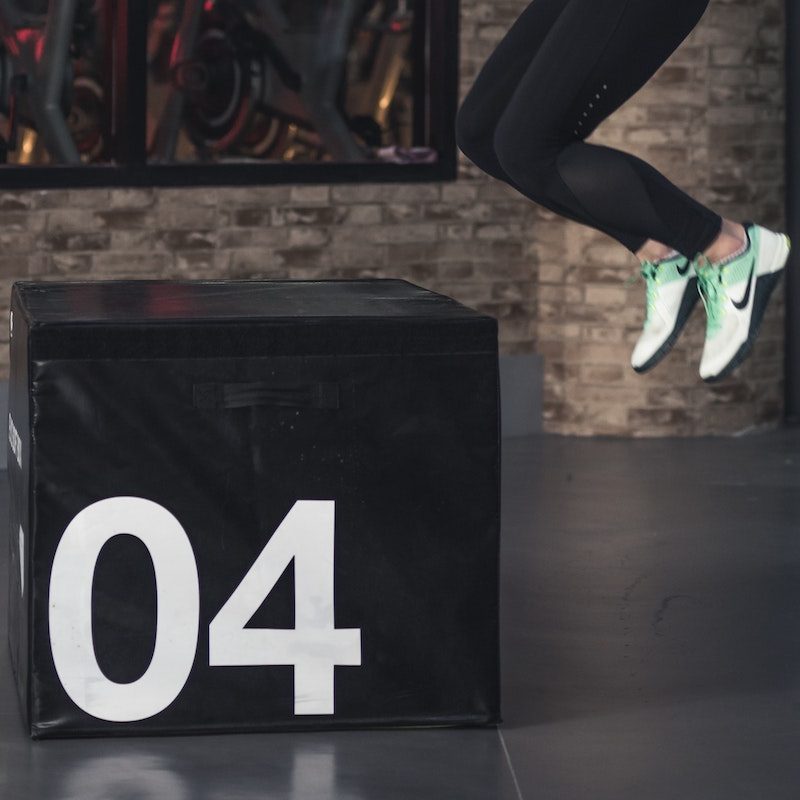 legs doing box jump.