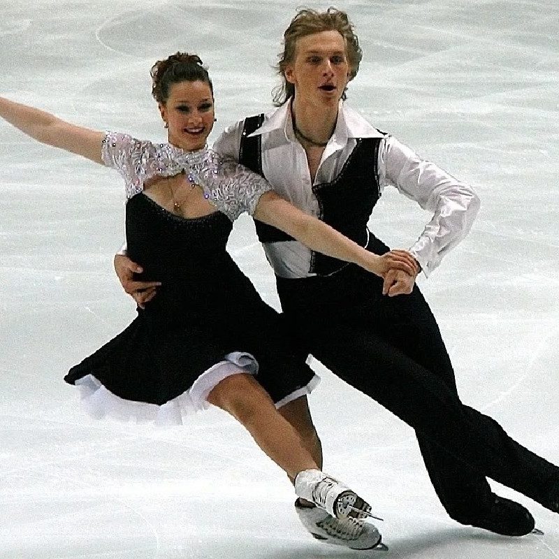 Couples skating at the olympics with matching outfits.