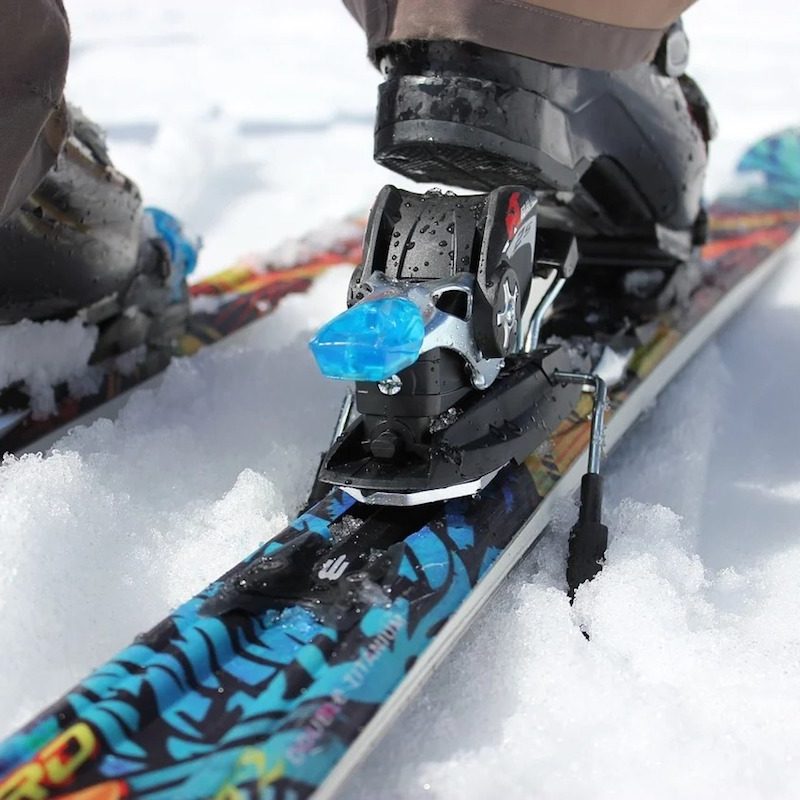 Ski boot clipping into binding from behind
