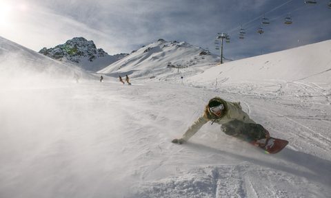 Snowboarder bombs the slopes