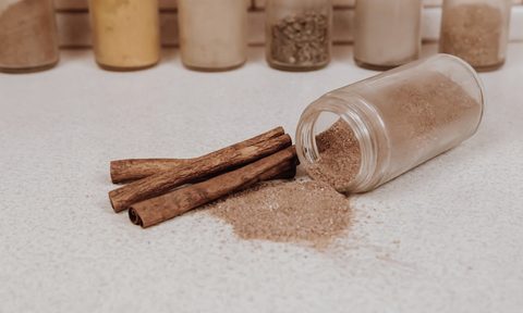Ground cinnamon and cinnamon sticks