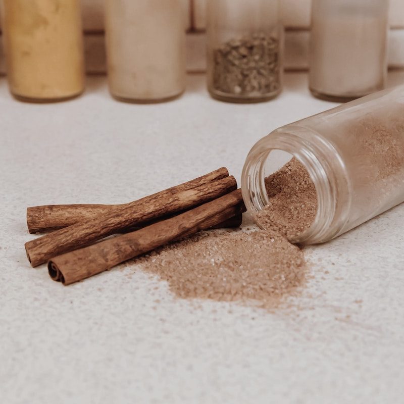 Ground cinnamon and cinnamon sticks