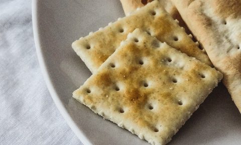 Saltines on a plate for the Military Diet