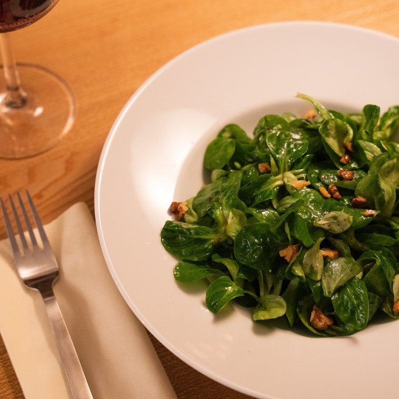 Spinach salad with nuts