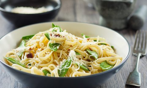 Cacio e pepe with mangetout served in a bowl