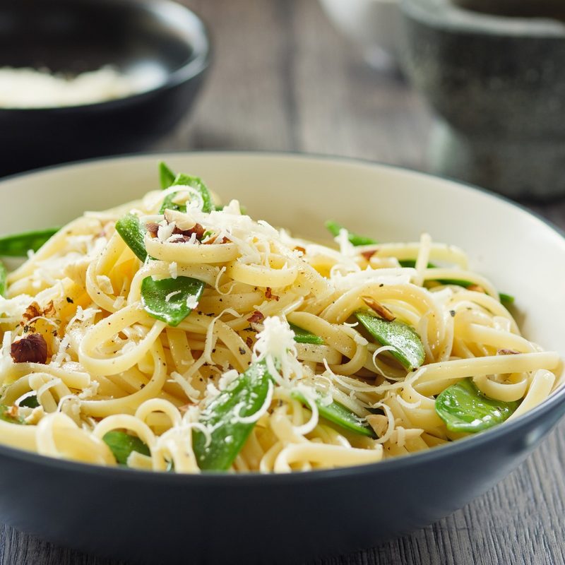 Cacio e pepe with mangetout served in a bowl