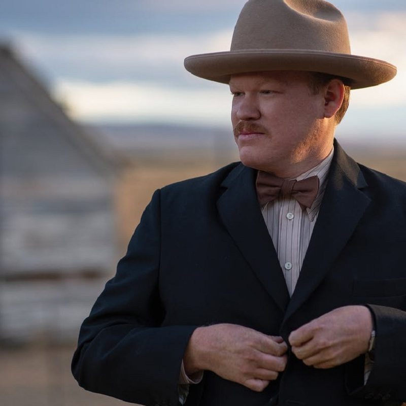 Jesse Plemons buttoning his suit in The Power of the Dog.