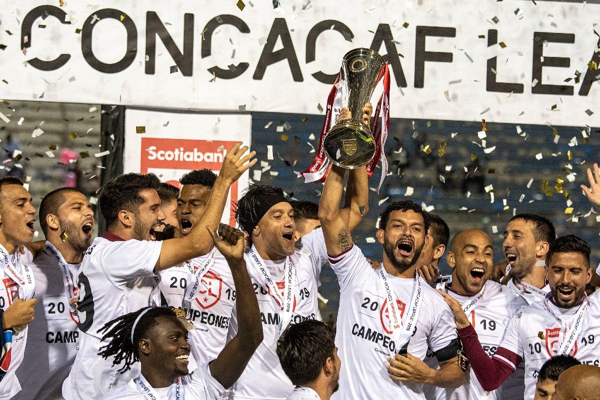 Deportivo Saprissa celebrates its CONCACAF League champion trophy after drawing 0-0 against Motagua at the Tegucigalpa National Stadium in 2019.