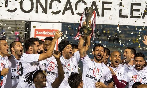 Deportivo Saprissa celebrates its CONCACAF League champion trophy after drawing 0-0 against Motagua at the Tegucigalpa National Stadium in 2019.