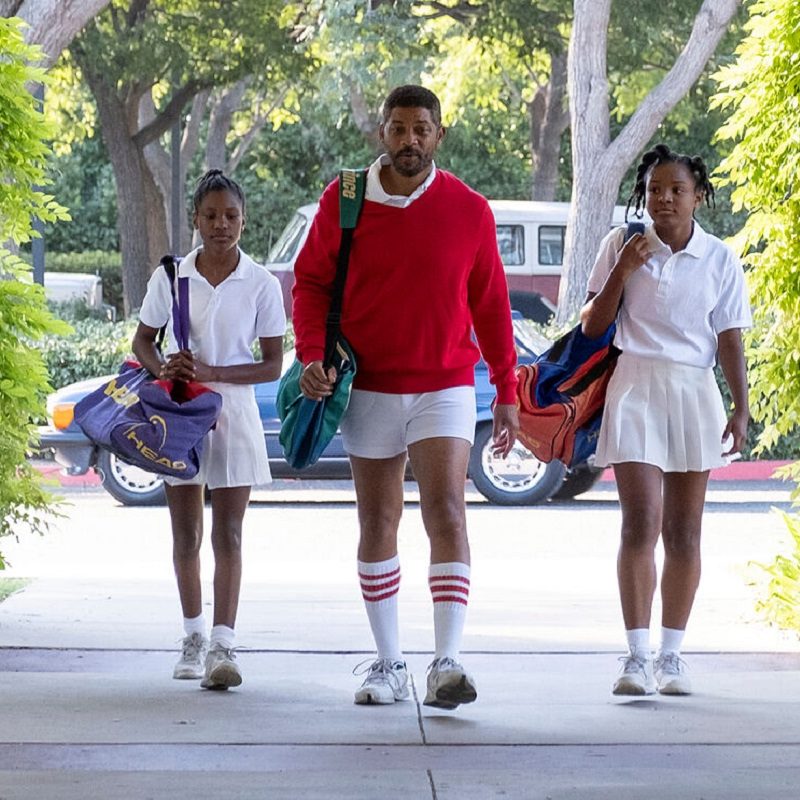 Demi Singleton, Will Smith, and Saniyya Sidney carrying duffel bags over their shoulders in King Richard.