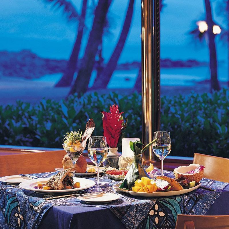 Mama's Fish House dinner table near beach.