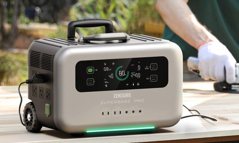 Zendure SuperBase Pro 2000 supplying energy to power tools.