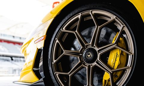 Front left golden wheel on a yellow Lamborghini