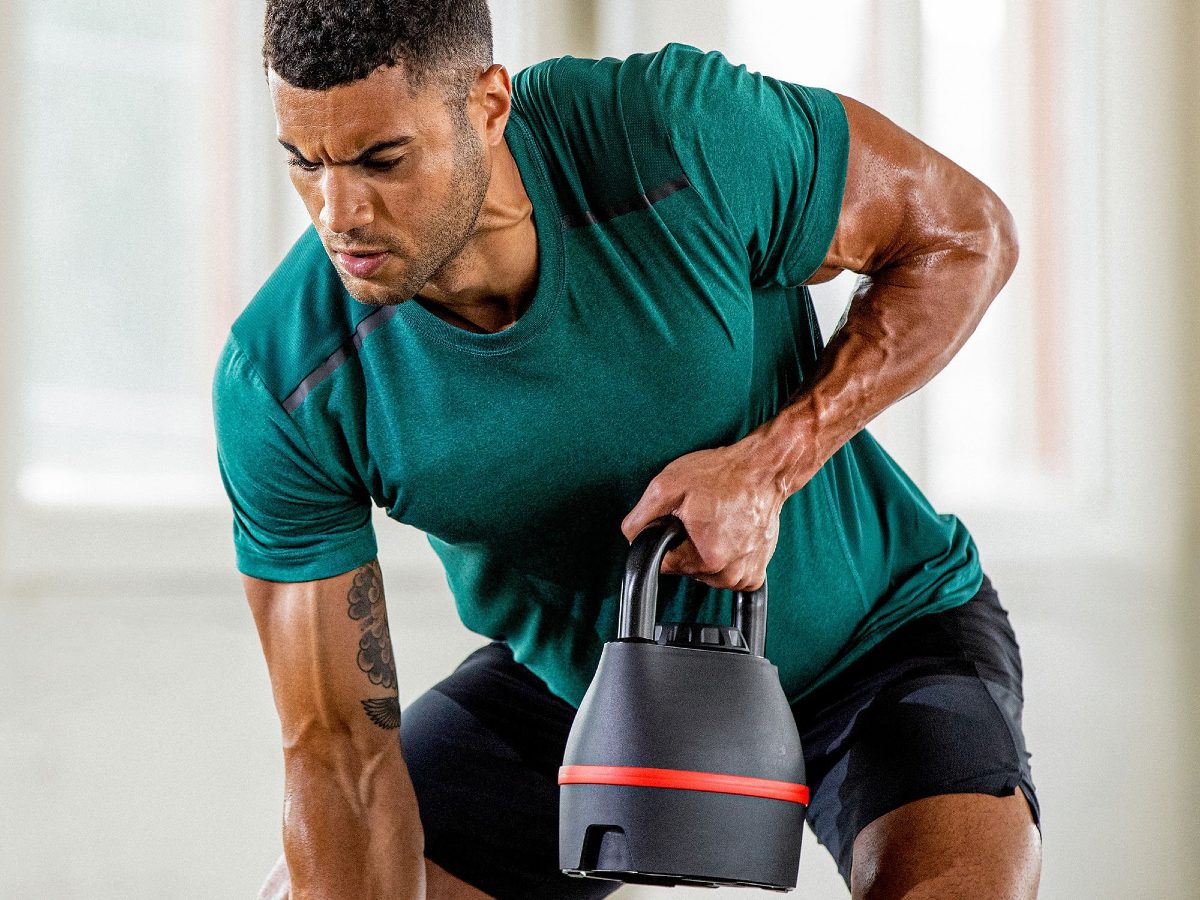 A man works out with a Bowflex SelectTech 840 Adjustable Kettlebell.