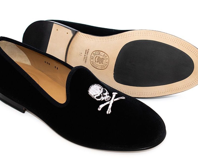 Del Toro black velvet slippers with Jolly Roger embroidery. 