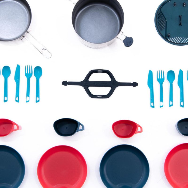 Static image of Quechua cookset.