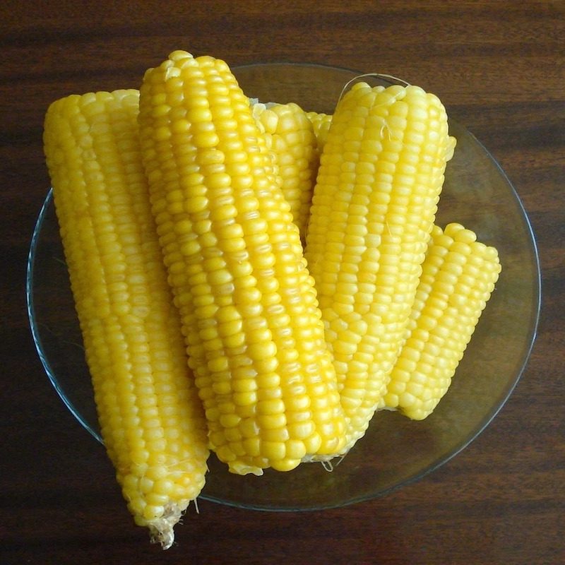 Fresh sweet corn in a bowl